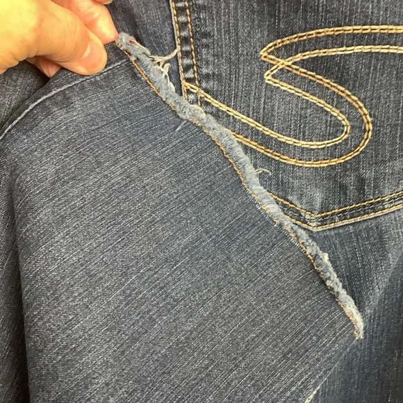 Silver Natsuki mid rise, mid weight, mid wash, boot cut jean w raw hem, 28 by 33 - Picture 5 of 6